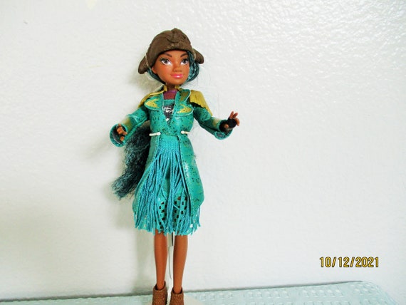 Disney Descendants 2 Uma Isle of the Lost Doll - Poseable Figure