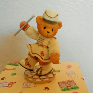Teddies Symbol der Zugehörigkeit 1999/"Lanny" CT105/Bandleader Marching With Sign/"Vivienne" CT992,Majrettoe Marching Bear!