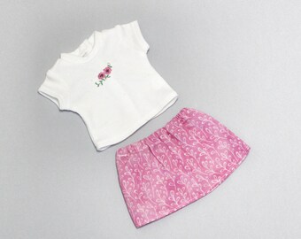 18 inch poppenkleertjes – outfit geborduurd shirt en roze rok