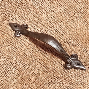 Fleur De Lys - 9&quot; Pull Handle - Antique Iron - Natural finish