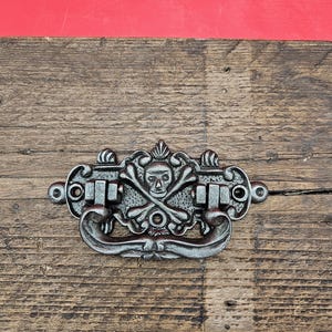 Skull & Bones Antique cast iron Lifting Handle