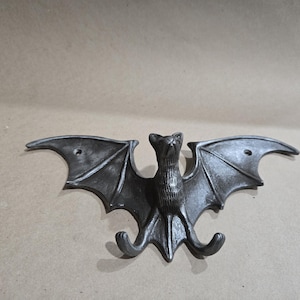 Antique Iron Flying Bat Wall Art – 270mm Wide – Gothic Claw Hook Décor – Halloween & Witchy Home Accent