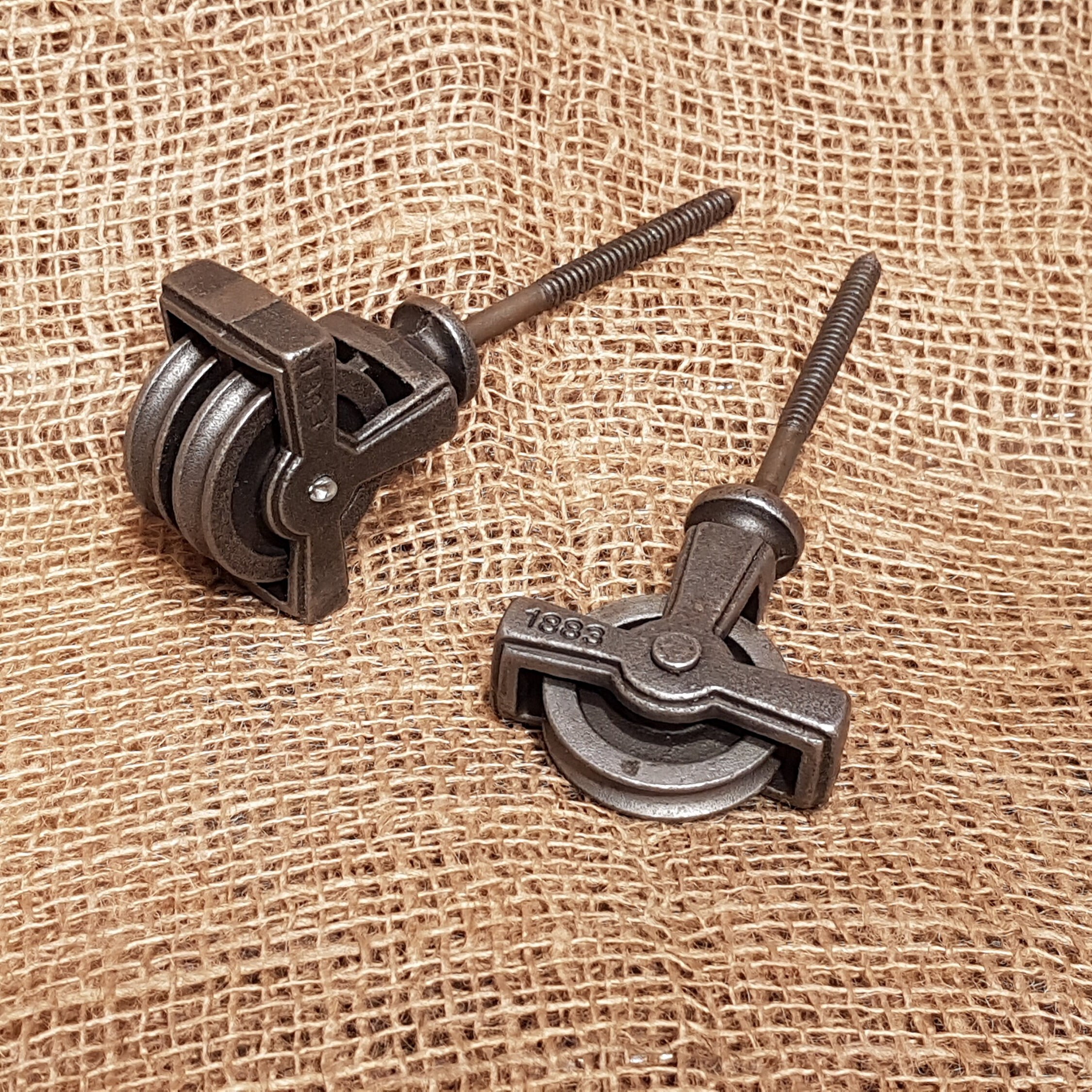 Double wheel pulley discount