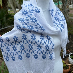 Blue patterned//Hand Woven//Scarf Gauze//White Scarf//Mayan Woven//Unisex Scarf//Guatemala Scarf//Gift scarf//Bufanda //cotton scarf//