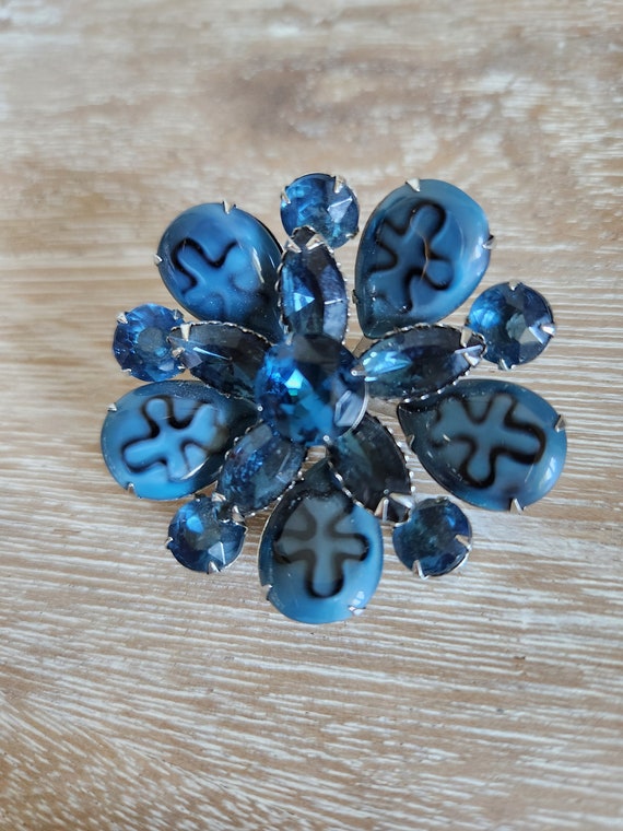 Vintage Unsigned Blue Rhinestone and Glass Brooch… - image 2