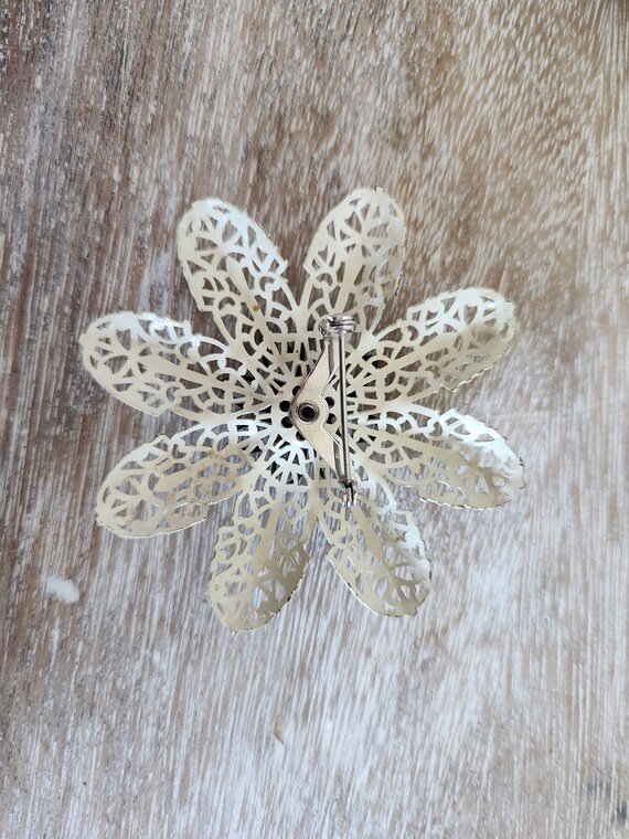 Vintage 60’s Flower Power Metal Daisy Brooch and … - image 3