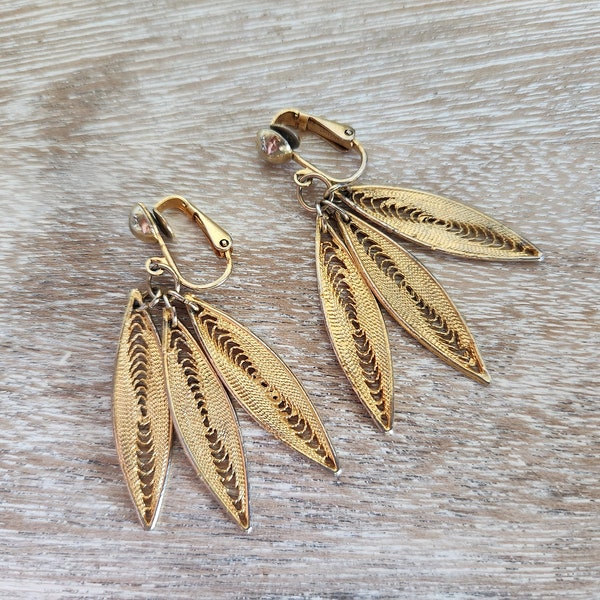 Vintage Gold-Tone Filigree Clip On Earrings / / Dangling Abstract Palm frond Style Earrings 70s