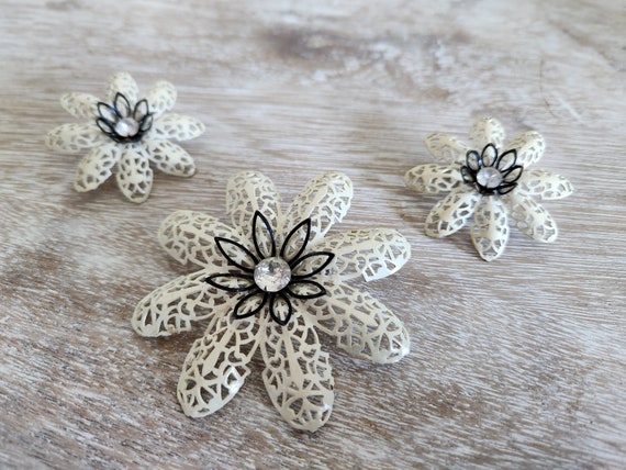 Vintage 60’s Flower Power Metal Daisy Brooch and … - image 2