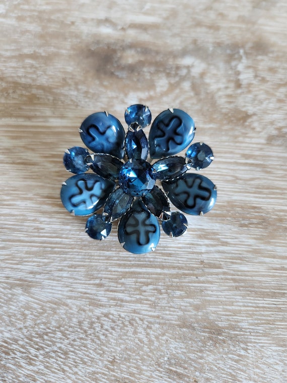 Vintage Unsigned Blue Rhinestone and Glass Brooch… - image 1