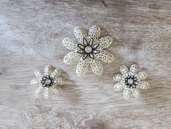 Vintage 60’s Flower Power Metal Daisy Brooch and … - image 1