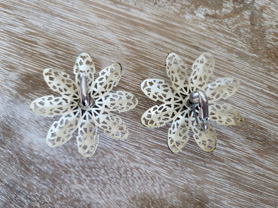 Vintage 60’s Flower Power Metal Daisy Brooch and … - image 4