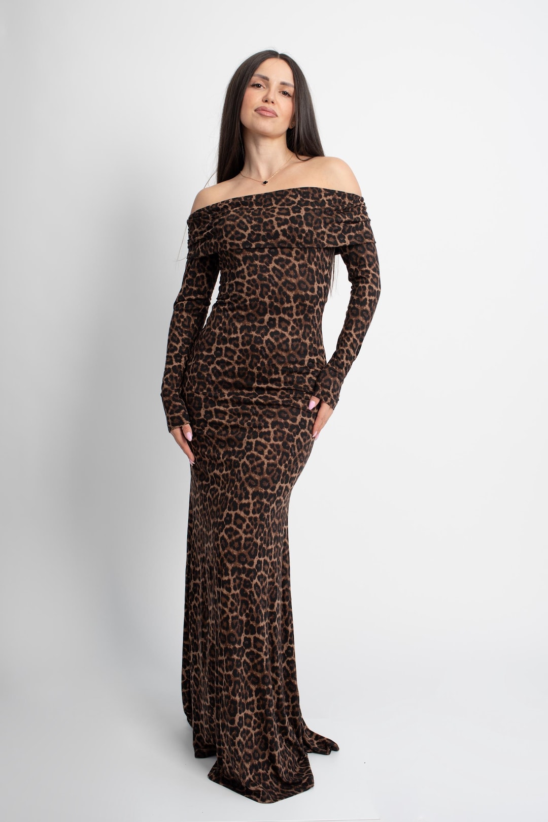 Vestido longo de oncinha com ombros à mostra/vestido justo de