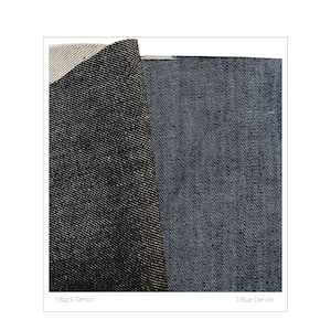 Op de afbeelding: Close-up van twee denim stofstalen. De linker staal is van zwarte denim en de rechter staal is van blauwe denim. De stalen zijn over elkaar gevouwen.