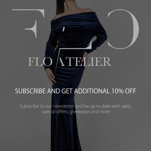 Puede incluir: Una mujer lleva un vestido de terciopelo azul oscuro con hombros descubiertos y mangas largas. El texto "FLO ATELIER" se muestra en blanco sobre un fondo gris. El texto "SUBSCRIBE AND GET ADDITIONAL 10% OFF" se muestra en blanco sobre un fondo gris. El texto "Subscribe to our newsletter and be up to date with sales, special offers, giveaways and more" se muestra en blanco sobre un fondo gris. El texto "LINK IN THE DESCRIPTION BELOW" se muestra en blanco sobre un fondo gris.