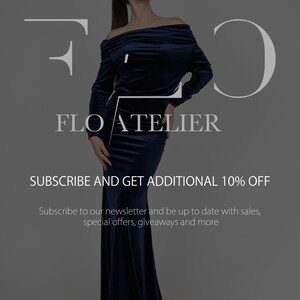 Puede incluir: Una mujer lleva un vestido de terciopelo azul oscuro con hombros descubiertos y mangas largas. El texto "FLO ATELIER" se muestra en blanco sobre un fondo gris. El texto "SUBSCRIBE AND GET ADDITIONAL 10% OFF" se muestra en blanco sobre un fondo gris. El texto "Subscribe to our newsletter and be up to date with sales, special offers, giveaways and more" se muestra en blanco sobre un fondo gris. El texto "LINK IN THE DESCRIPTION BELOW" se muestra en blanco sobre un fondo gris.