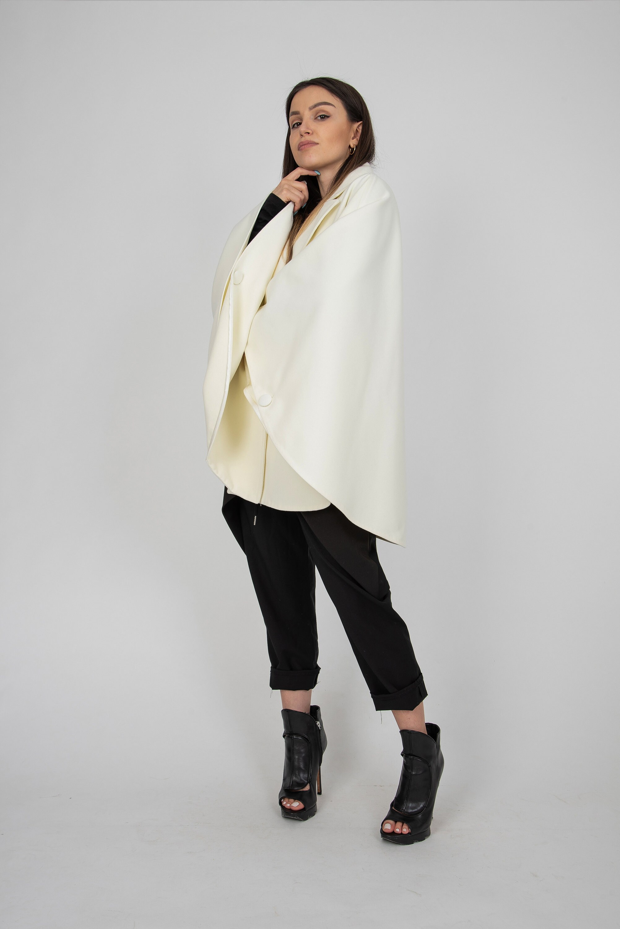Winter Cape Coat/off White Wool Vest 