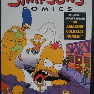 Könnte beinhalten: Comic-Cover von Simpsons Comics #1. Zeigt Homer Simpson mit anderen Charakteren, darunter Marge, Bart und Lisa. Das Cover trägt den Text "FIRST ISSUE COLLECTOR'S ITEM!" und "THE AMAZING COLOSSAL HOMER!"