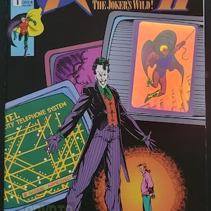 Könnte beinhalten: Comic-Cover für "Robin II: The Joker's Wild!" mit dem Joker in einem lila Nadelstreifenanzug, grünem Hemd und orangefarbener Weste. Das Cover enthält das DC Comics-Logo, die Nummer 1 und den Text "City Telephone System."