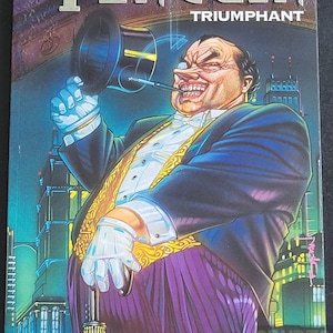 Könnte beinhalten: Ein Comic-Cover mit dem Pinguin, einem Batman-Schurken, in einem violetten Anzug und einem Zylinder. Das Cover trägt den Titel "Penguin Triumphant" und zeigt das DC Comics-Logo.