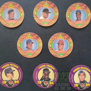 Peut inclure: Neuf cartes de baseball rondes représentant différents joueurs de baseball. Les cartes sont brunes avec une bordure blanche et comportent le texte "19 King-B 95" et "The World's Champ of Sports Annual Collectors Edition". Les trois cartes du bas sont violettes avec une bordure blanche et comportent le texte "Seventh Annual Collectors Edition" et "19 94".
