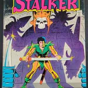 Puede incluir: Una portada de cómic que presenta a un hombre con una espada de pie frente a una figura sombría con una calavera. La portada se titula "STALKER" y el lema es "Beware the man with the stolen soul--".