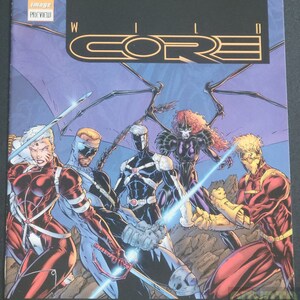 Puede incluir: Portada de cómic con un grupo de cinco personajes en un entorno futurista. Los personajes llevan trajes coloridos y empuñan armas. El título del cómic es "WildC.O.R.E." y los creadores son Ruffner, Booth y McWeeney.