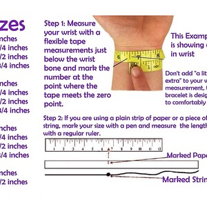 Op de afbeelding: Een instructieve afbeelding met de titel sizes, met afmetingen van 5 tot 8 1/2 inch. Het toont een geel flexibel meetlint rond een pols op 6,5 inch en een liniaal die een strook papier en een touwtje met gemarkeerde punten opmeet.