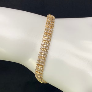 Pulsera de tenis en tono oro de ley: Mariposa Fob Pulsera de eslabones de cadena de plata de ley con circonitas cúbicas redondas. Estampado CZ 925. 11766
