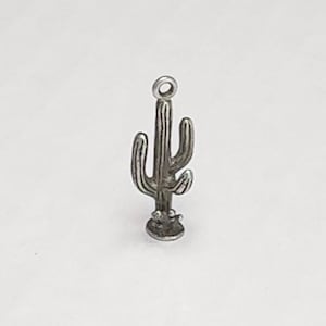 Saguaro Cactus Charm: Vintage sterlingzilveren cactusbedels voor bedelarmband, sterlinggestempeld uit de jaren zestig.  B141