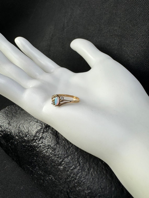 10 Karat gold, opal ring:  Ten karat yellow gold … - image 4