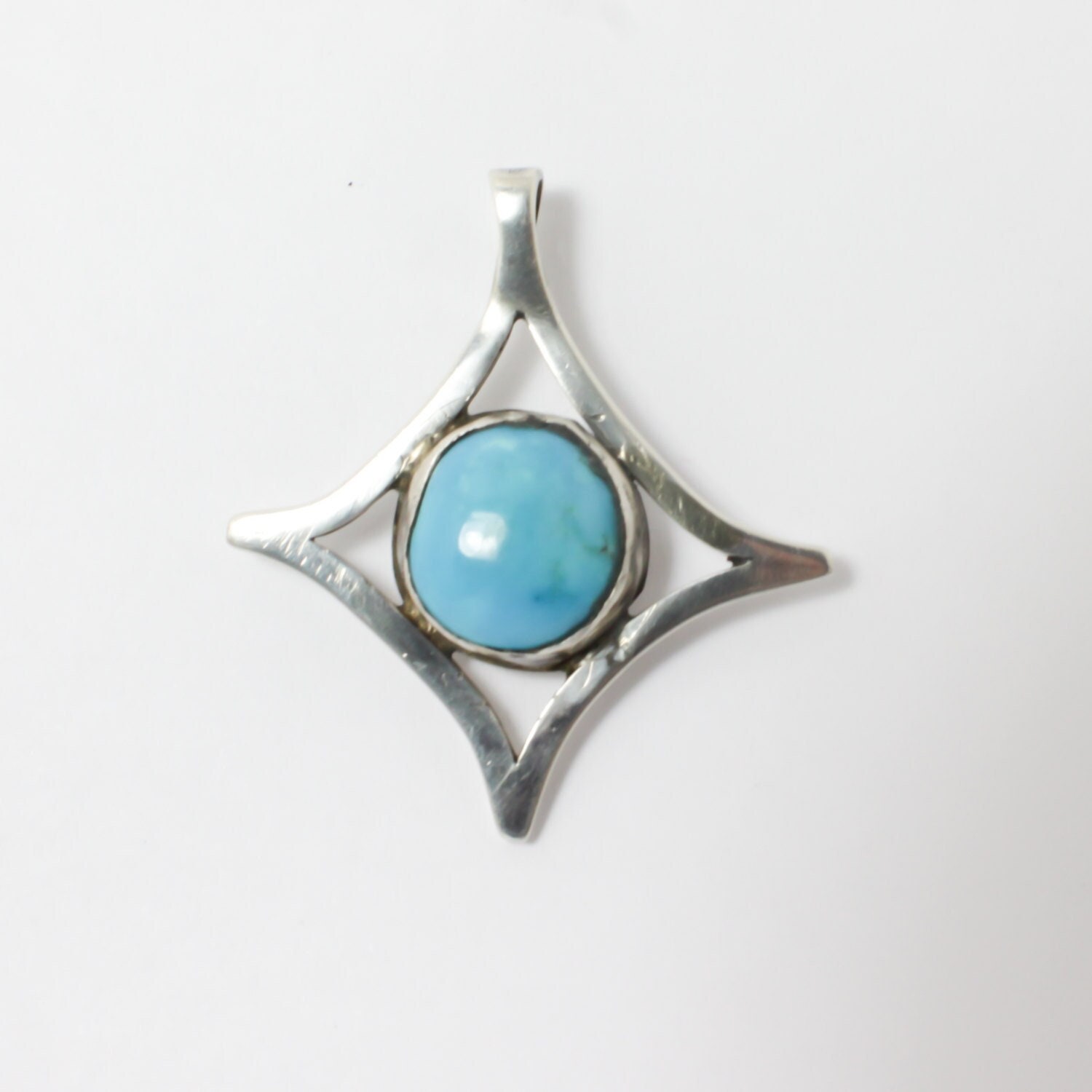 シルバーとターコイズのペンダント：曲線の側面を持つシルバー南西部