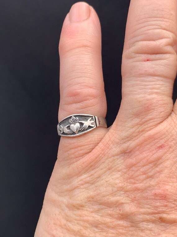 Bague avec deux mains new arrivals