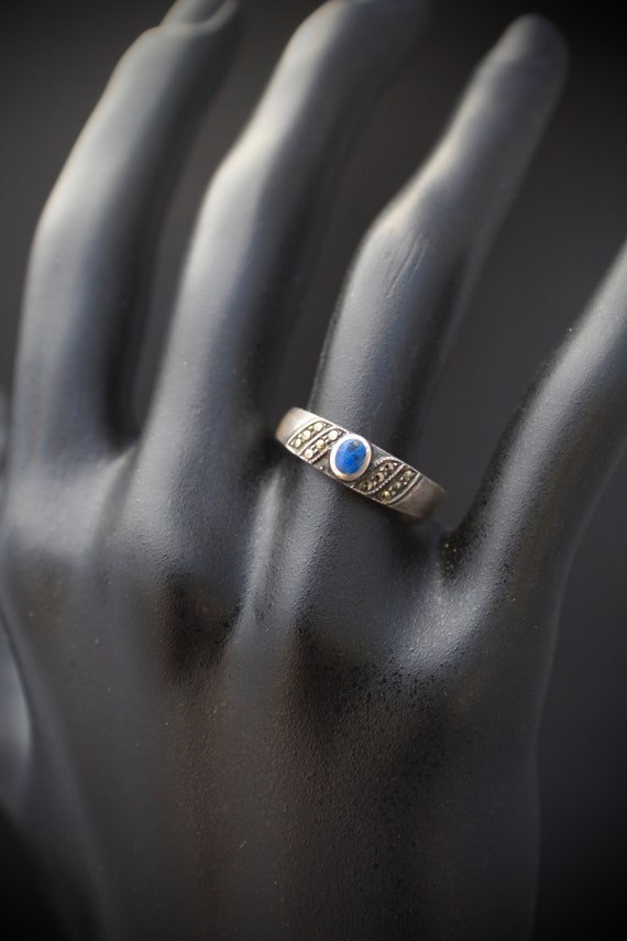 Art Deco silver ring: Blue lapis stone, with mica 