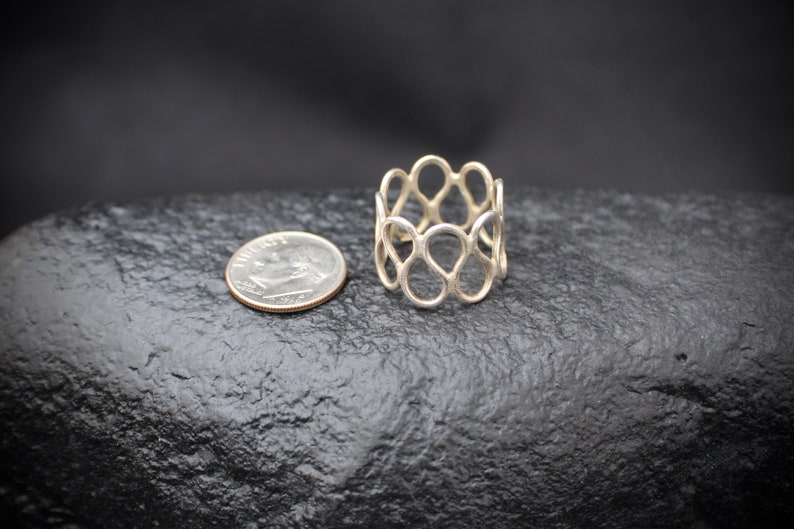 in size 6 US sterling silver ring contemporary repeating paisley shape simple Modern 11224 simple look minimalist Vintage eighties