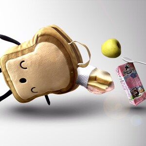 K&ouml;nnte beinhalten: Eine skurrile, brotf&ouml;rmige Tasche mit einem l&auml;chelnden Gesicht, schwarzen Armen und Beinen und einem Griff. Ein Sandwich, ein gr&uuml;ner Apfel, ein L&ouml;ffel und eine rosa Saftbox mit Kuhgrafik schweben in der N&auml;he, was auf ein Mittagessen hindeutet.