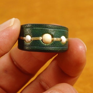 Anillo verde de cuero con 3 abalorios de madera beige. Boho style image 3