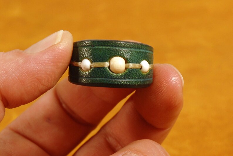 Anillo verde de cuero con 3 abalorios de madera beige. Boho style image 3