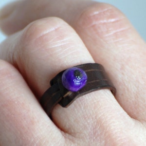 Anillo sencillo de Cuerocon Aborio de Madera und verschiedene Farben, anillo minimalista, Joyeria de Cuero, Anillo de Mujer, regalos ùnicos.