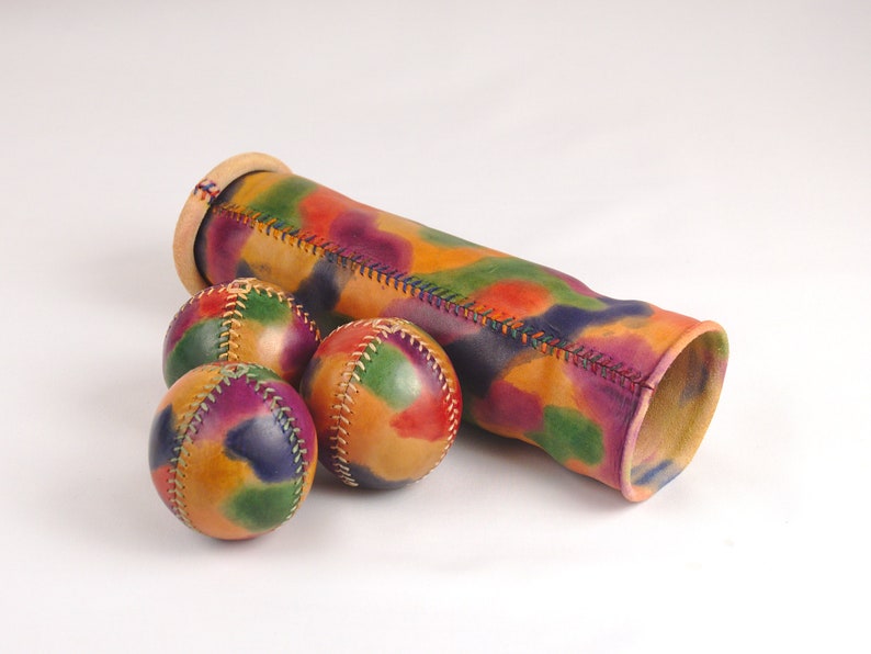 3 Bolas de malabares de cuero en colores aleatorios del arco iris y estuche a juego. Juego de bolas de malabares hecho a mano y estuche. image 7