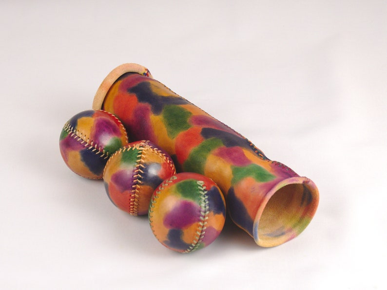 3 Bolas de malabares de cuero en colores aleatorios del arco iris y estuche a juego. Juego de bolas de malabares hecho a mano y estuche. image 10