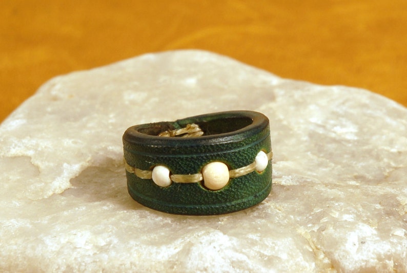 Anillo verde de cuero con 3 abalorios de madera beige. Boho style image 1