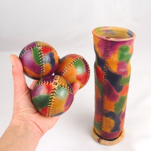 3 Bolas de malabares de cuero en colores aleatorios del arco iris y estuche a juego. Juego de bolas de malabares hecho a mano y estuche. image 9