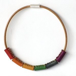 Collier cuero arcoiris