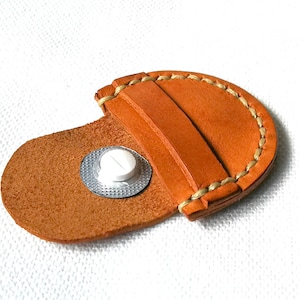 Pastillero de cuero para tu bolsillo, Pastillero de bolsillo, Pastillero pequeño para la pastilla del corazón, Pastillero diminuto, Pastillero de emergencia.