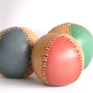 3 pelotas de malabares en cuero bicolor 65mm, Pelotas de malabares pintadas a mano, Malabares artesanos, Malabares para ferias medievales