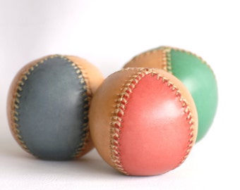 3 Juggling balls, Bicolor juggling balls 65mm, Leather balls, Leather juggling ball, For jugglers, Professional juggler, Juggling, Circus.