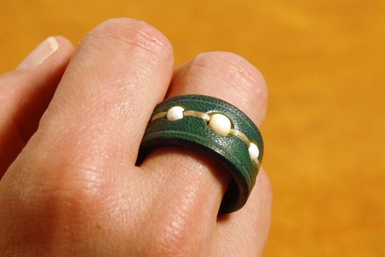 Anillo verde de cuero con 3 abalorios de madera beige. Boho style image 4