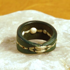 Anillo verde de cuero con 3 abalorios de madera beige. Boho style image 2