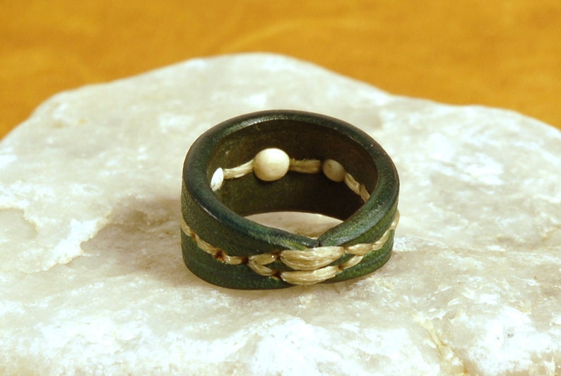 Anillo verde de cuero con 3 abalorios de madera beige. Boho style image 2