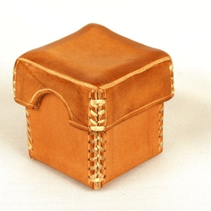 Pequeña caja de cuero.